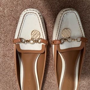 White patent leather flat slip on backless shoes with brown piping